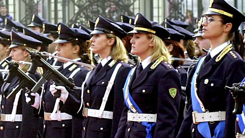 20040528 - POLIZIA: 13MILA LE DONNE, SARZANA COMMISSARIATO PIU' ROSA -DATI A PREMIAZIONE POLIZIOTTA CANDIDATA A PREMIO DONNE EUROPA- Poliziotte schiarate per un picchetto d'onore. Sono 13 mila le donne in Polizia, pari al 13% dell'organico che e' di oltre 100mila persone. E il commissariato piu' 'rosa' e' quello di Sarzana, in provincia di La Spezia (con il 55 per cento di donne), seguito dalle Questure di Prato e Savona con il 25%. ANSA / ARCHIVIO /JI