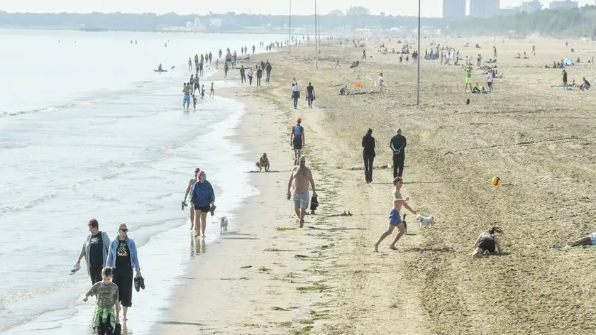 La spiaggia di Lignano affollata anche a fine ottobre ©Foto Petrussi
