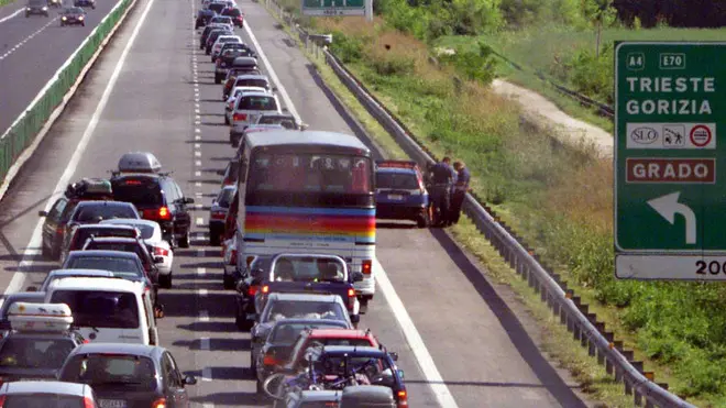 Traffico intenso sulla autostrada A23 Tarvisio-Udine in una foto di archivio. ANSA/ALBERTO LANCIA