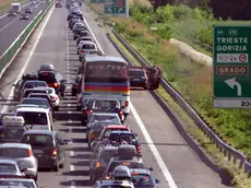 Traffico intenso sulla autostrada A23 Tarvisio-Udine in una foto di archivio. ANSA/ALBERTO LANCIA