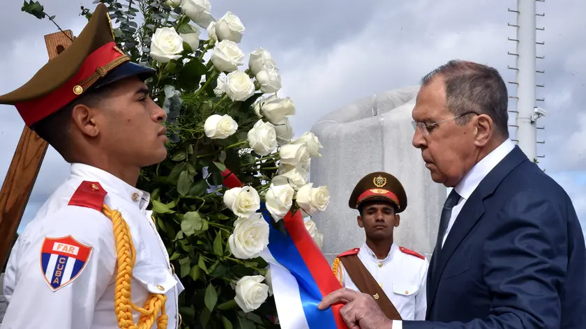 epa11166858 Russian Foreign Minister Sergei Lavrov (R) lays a wreath at the memorial to the National Hero of Cuba Jose Marti in Havana, Cuba, 19 February 2024. EPA/OMARA GARCIA MEDEROS / EDITORIAL USE ONLY/ NO SALES/ ONLY AVAILABLE TO ILLUSTRATE THE ACCOMPANYING NEWS (MANDATORY CREDIT )