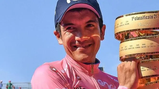 Ecuadorian rider Richard Carapaz of Movistar team celebrates with the trophy his overall win after the 21st and last stage of the 102th Giro d'Italia cycling race, Verona, Italy, 2 June 2019. ANSA/ALESSANDRO DI MEO