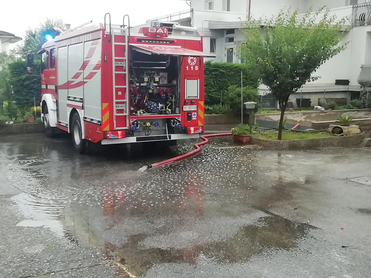 Una bomba d'acqua si è abbattuta nelle prime ore di venerdì mattina a Lignano: la località balneare è finita sott'acqua. Sono stati attivati 28 volontari con 9 automezzi per la gestione delle problematiche conseguenti all’evento meteo e il monitoraggio del territorio