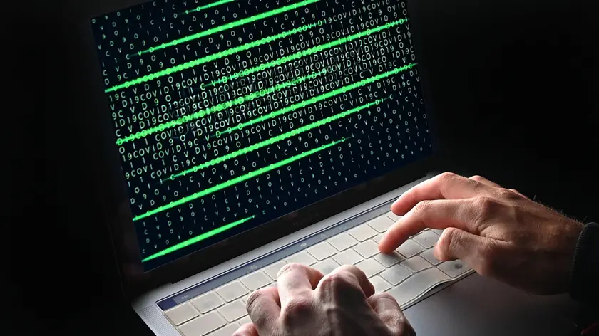 Un'immagine che simula e rappresenta la figura di un hacker impegnato in un attacco informatico. Gli Stati Uniti e i suoi più stretti alleati hanno accusatato formalmente la Cina di essere dietro a un'ondata di cyber attacchi senza precedenti che hanno colpito Microsoft e diverse aziende sparse per il mondo.ANSA/ ALESSANDRO DI MARCO