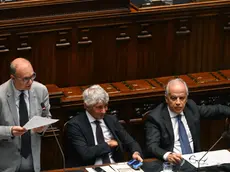 Da sin: i ministri Giuseppe Valditara, Andrea Abodi e Matteo Piantedosi, durante il question time in Aula della Camera, Roma 3 luglio 2024. ANSA/ALESSANDRO DI MEO