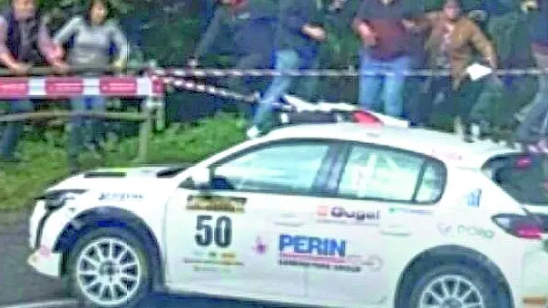 La Peugeot 208 Rally 4, numero 50, durante la gara del rally Valli della Carnia poco prima di travolgere tre spettatori: l’immagine è tratta dall’analisi di un video al parco assistenza