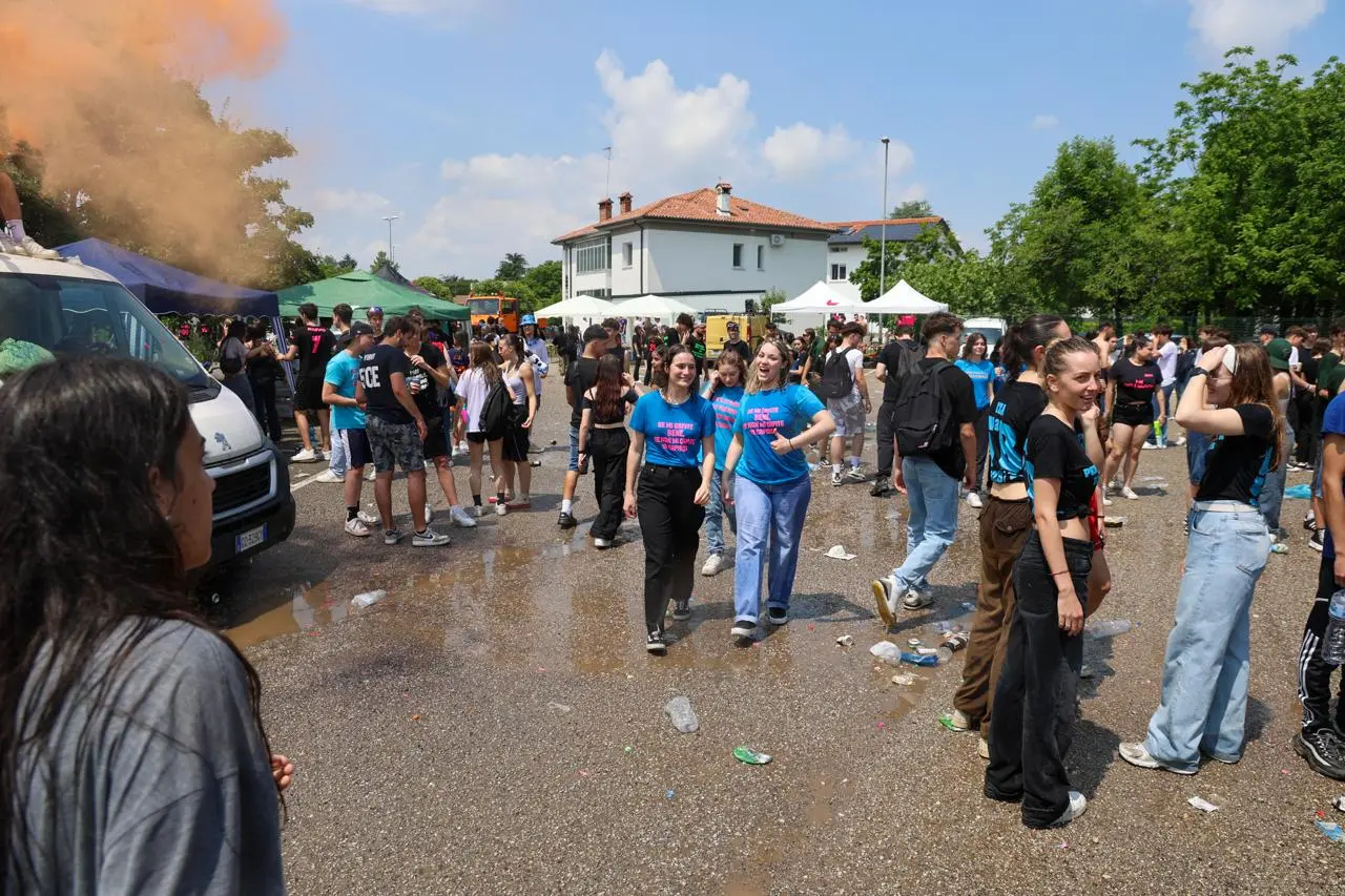 Una tradizione oramai consolidata a Udine: gli studenti, al termine delle lezioni, decidono di "rinfrescarsi" con bottiglie d'acqua e gavettoni (Foto Petrussi)