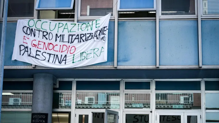 Striscioni per l'occupazione da circa un mese, da parte degli studenti Pro Palestina, della facoltà di fisica dell'università, Torino, 10 giugno 2024. ANSA/TINO ROMANO