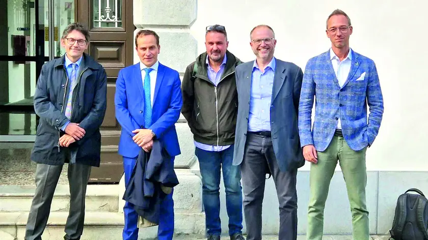 Da sinistra, davanti alla sede della prefettura, Magris, Caporale, Traunero, Tosto e Bressan