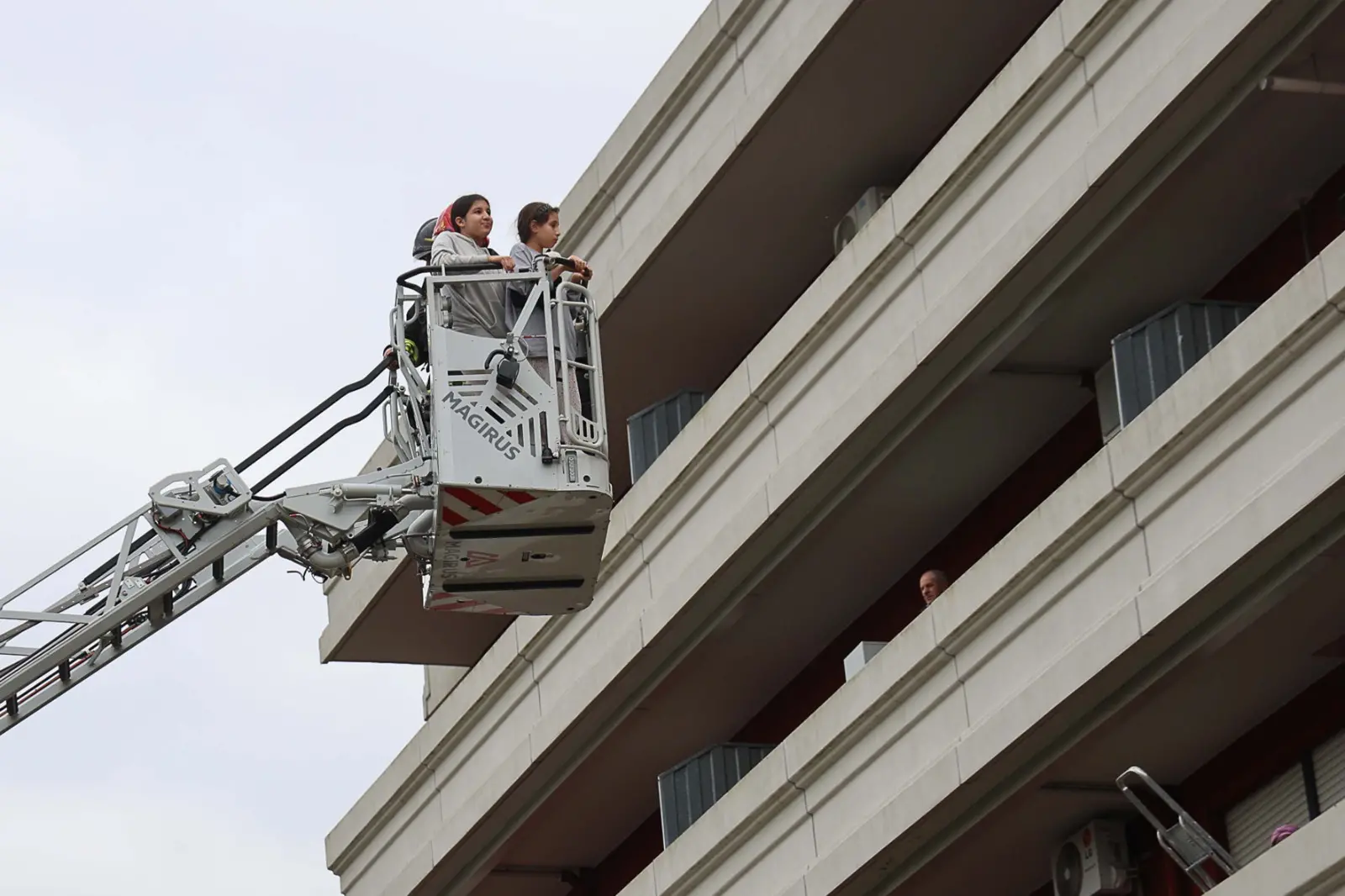 Ben 5 mezzi sono serviti per prestare soccorso ai residenti del condominio di via Pirona, in località Cussignacco (Udine)