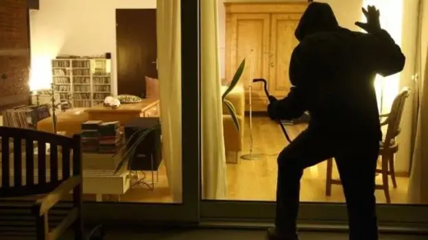 I ladri sono riusciti a entrare nella casa di una guardia giurata; rubate anche le telecamere