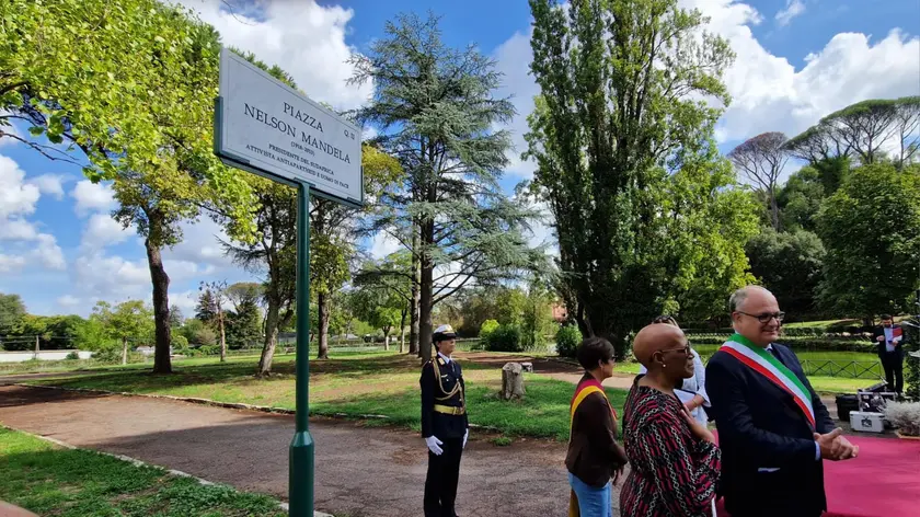 A Villa Ada a Roma la targa che intitola una piazza a Nelson Mandela, 24 settembre 2024, con il sindaco Roberto Gualtieri, l'assessore alla cultura Miguel Gotor, la presidente del 2/o Municipio Francesca Del Bello, l'ambasciatrice del Sudafrica Nosipho Nausca Jean Ngcaba e l'attivista Vincenzo Curatola. ANSA/SANTORO
