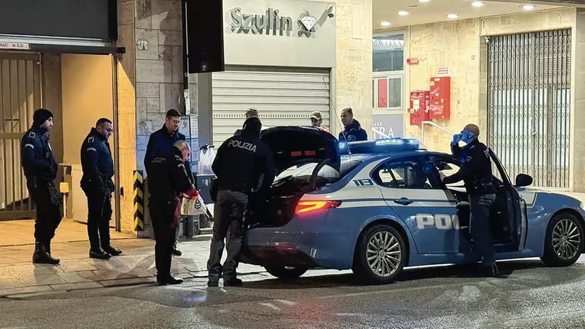 L’intervento della polizia in via del Gelso subito dopo l’aggressione a un automobilista all’angolo con via Poscolle