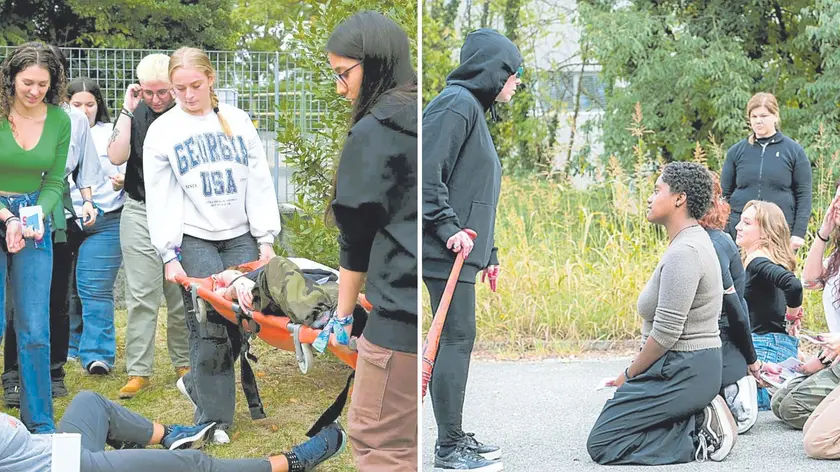 Gli studenti del Leopardi-Majorana di Pordenone impegnati nel “Raid cross” della Croce rossa italiana: alcuni momenti della simulazione (foto Brisotto / Petrussi)
