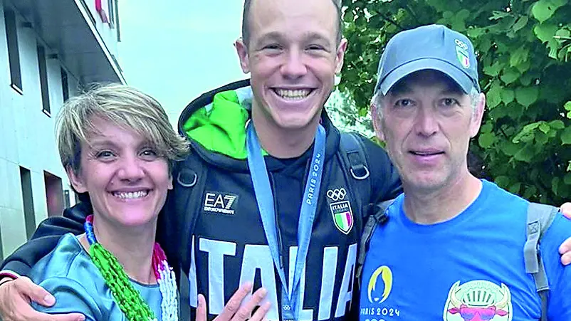 Milan dopo la vittoria del bronzo con mamma Elena e papà Flavio dopo l’oro di Tokyo 2021 altra medaglia