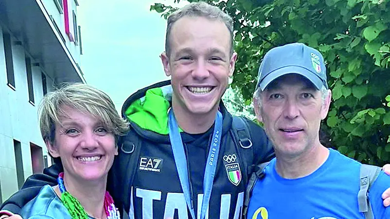 Milan dopo la vittoria del bronzo con mamma Elena e papà Flavio dopo l’oro di Tokyo 2021 altra medaglia