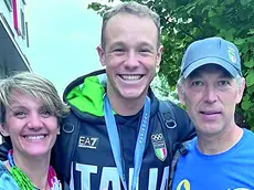 Milan dopo la vittoria del bronzo con mamma Elena e papà Flavio dopo l’oro di Tokyo 2021 altra medaglia