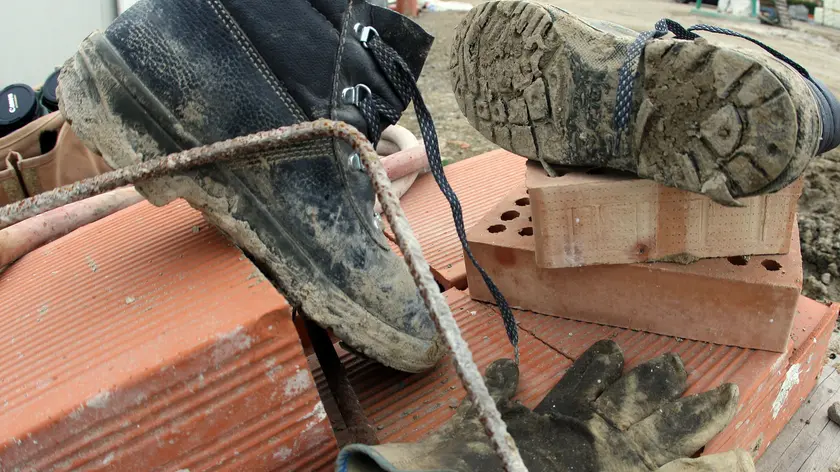 Una immagine simbolica per ricordare le morti bianche in un cantiere di Pontedera, Pisa, 4 marzo 2008. Continua a calare il numero degli incidenti mortali sul lavoro, che tocca il minimo storico. Nel 2009 sono stati 1.050 i decessi. ANSA/FRANCO SILVI/GID