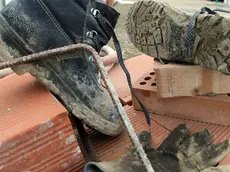Una immagine simbolica per ricordare le morti bianche in un cantiere di Pontedera, Pisa, 4 marzo 2008. Continua a calare il numero degli incidenti mortali sul lavoro, che tocca il minimo storico. Nel 2009 sono stati 1.050 i decessi. ANSA/FRANCO SILVI/GID