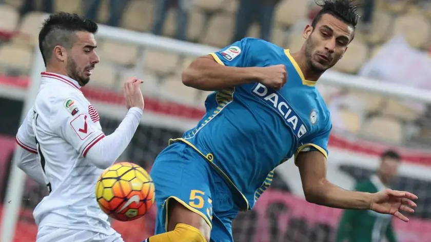 Carpi's Lorenzo Pasciuti (L) and Udinese's Altameemi Alì Adnan (R) in action during the Italian Serie A soccer match Carpi FC vs Udinese Calcio at Alberto Braglia Stadium in Modena,Italy, 9 Gennaio 2016.ANSA/SERENA CAMPANINI.