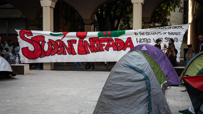 Uno striscione in piazza Scaravilli durante l'"acampada" delle studentesse e degli studenti, Bologna, 5 maggio 2024. ANSA/MAX CAVALLARI