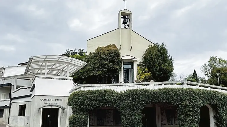 Il monastero del Carmelo di Gesù di Nazareth di Montegnacco che sorge in cima a una collina in mezzo al verde
