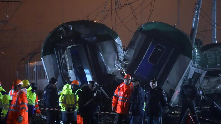 Operai al lavoro sul luogo dell'incidente ferroviario nei pressi della stazione di Pioltello Limido (Mi), 25 Gennaio 2018. ANSA / MATTEO BAZZI