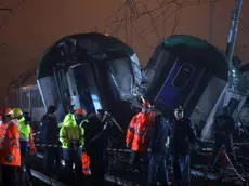Operai al lavoro sul luogo dell'incidente ferroviario nei pressi della stazione di Pioltello Limido (Mi), 25 Gennaio 2018. ANSA / MATTEO BAZZI