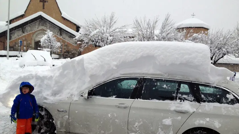 Cortina d'Ampezzo (Belluno) senza energia elettrica dal primo mattino a causa di una forte nevicata che sta creando notevoli disagi in tutto il Cadore. 26 dicembre 2013 ANSA/TOMMASO VESENTINI