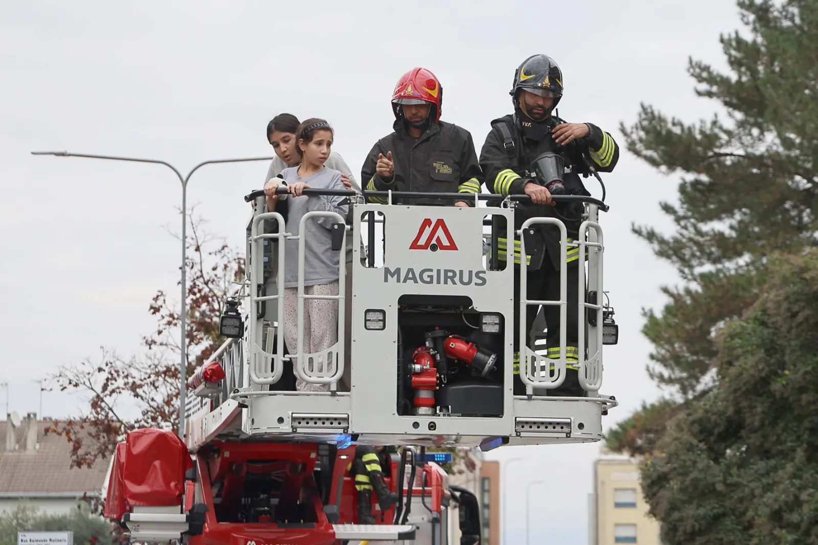 Ben 5 mezzi sono serviti per prestare soccorso ai residenti del condominio di via Pirona, in località Cussignacco (Udine)