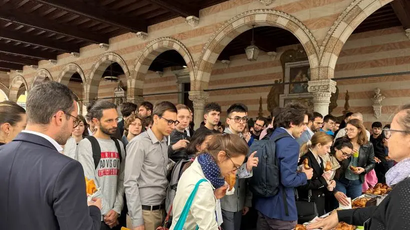 In piazza Libertà si sono presentati più di 210 tra laureati e studenti