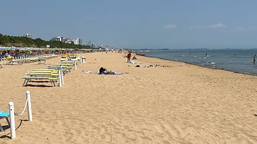 La zona della spiaggia di Lignano dove l'anziano si è sentito male