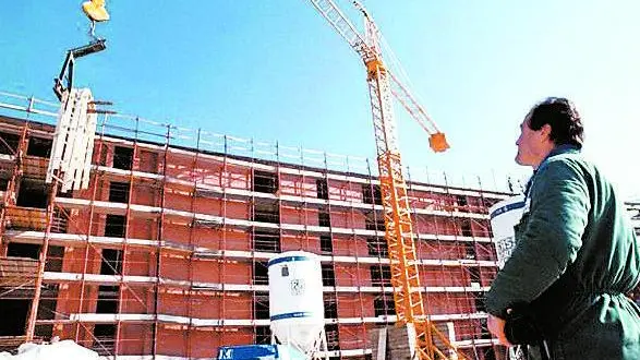 CASA: CENSIS; PER IL MATTONE E' RECORD ACQUISTI, 3 AL MINUTO. IN SEDICI MESI LE FAMIGLIE ITALIANE HANNO INVESTITO 191 MLD. Una immagine d'archivio del cantiere di un edificio destinato ad abitazioni. Negli ultimi sedici mesi (gennaio 2003-aprile 2004) le famiglie italiane hanno investito per l'acquisto di una casa 191,3 miliardi di euro, un record mai raggiunto prima d'ora, sia per volume di compravendite che per capacità di spesa. Il dato arriva dal Censis secondo il quale ogni giorno lavorativo si comprano 3.700 case, al ritmo di tre al minuto. L'investimento medio e' stato di 167.800 euro per alloggio. SILVI /ARCHIVIO ANSA/ li