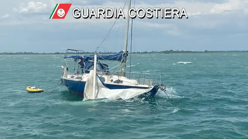 Una barca disalberata soccorsa dalla Guardia costiera a Trieste