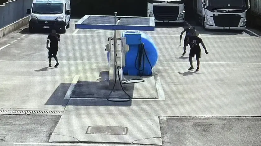 I tre ladri entrati nel perimetro della Fau ripresi dalle telecamere