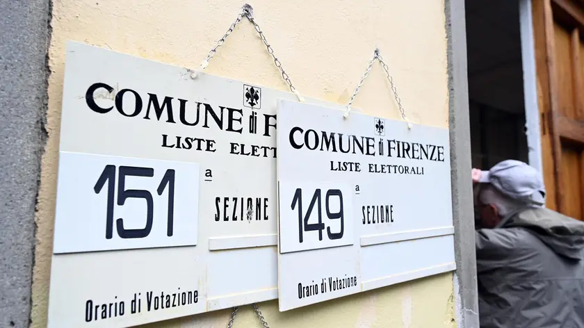 Una veduta esterna di un seggio nel giorno delle elezioni europee, Firenze, 26 maggio 2019. ANSA/CLAUDIO GIOVANNINI