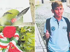 La lettera che Marcello D’Odorico ha lasciato sulla tomba con stampato il cappello alpino e i fiori con la coccarda tricolore; a destra Cristian Zozzoli, scomparso a soli 10 anni