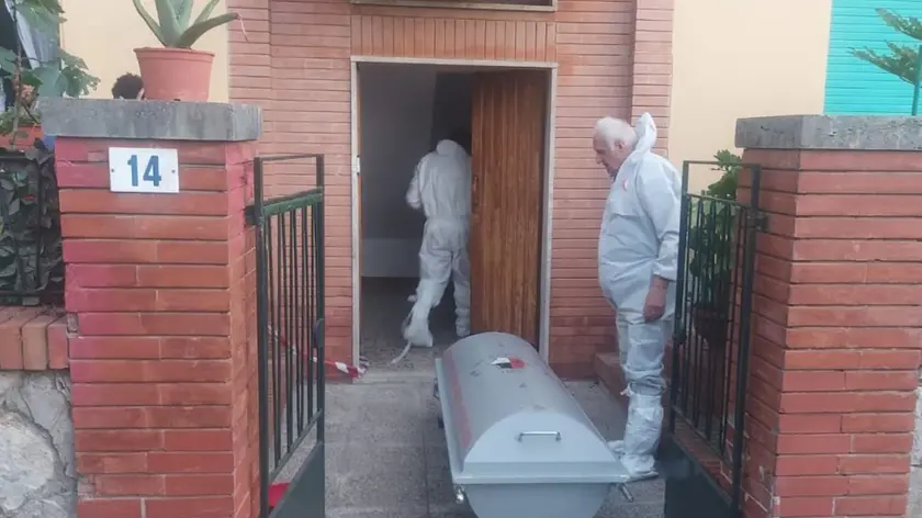 Donna morta per sparo di fucile a Siena, notizie date e in arrivo, si nota arma sequestrata in cartone ,