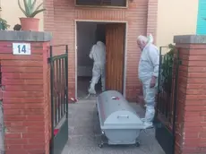 Donna morta per sparo di fucile a Siena, notizie date e in arrivo, si nota arma sequestrata in cartone ,