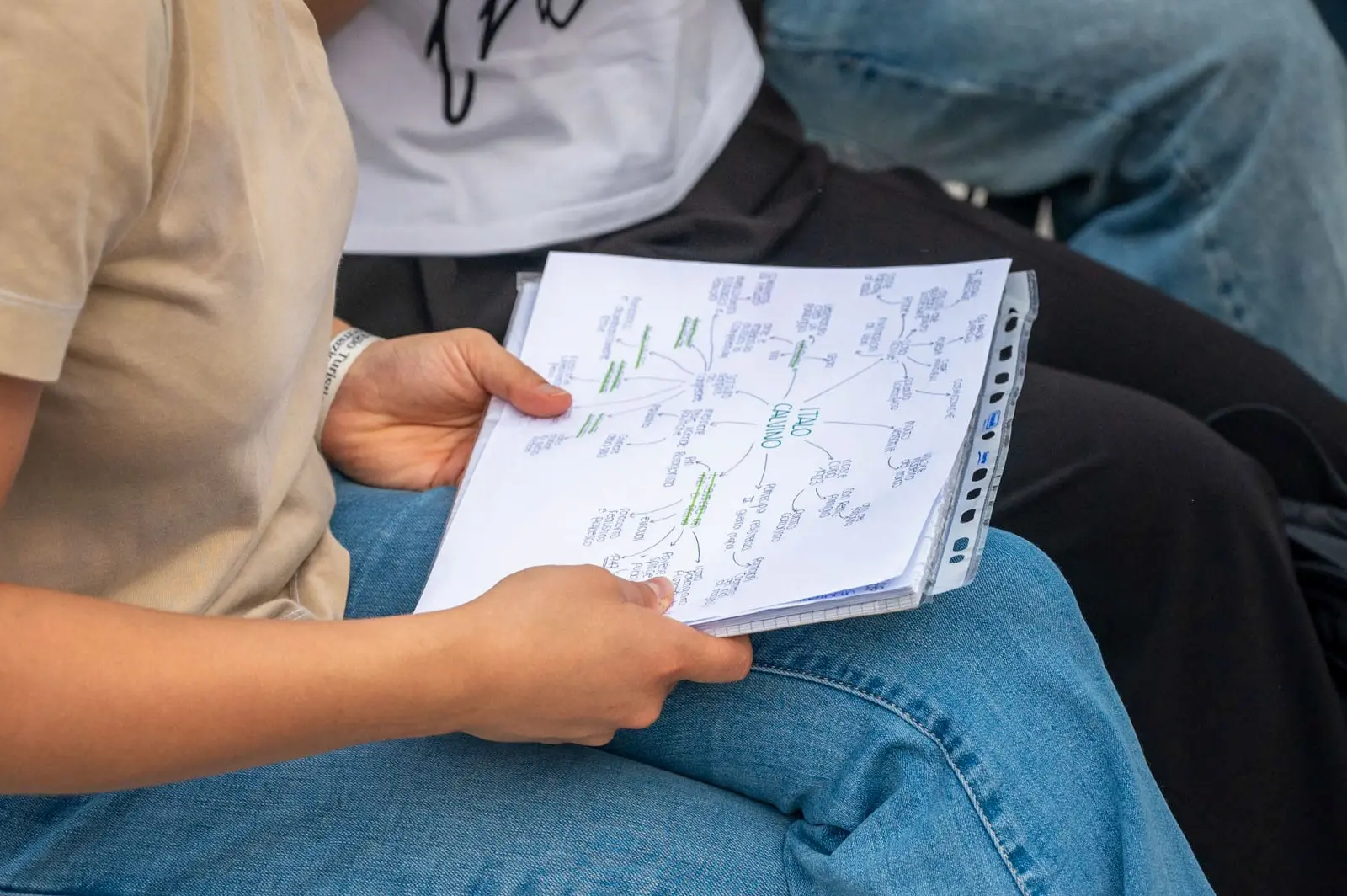 Il giorno della prima prova della Maturità è arrivato. In Friuli Venezia Giulia all’appuntamento con l’Esame di Stato sono attesi 9 mila 484 studenti, di cui 253 iscritti nelle scuole paritarie e 181 esterni. Ecco gli studenti fuori dalle scuole prima di accedere alla prima prova (Foto Petrussi/Brisotto)