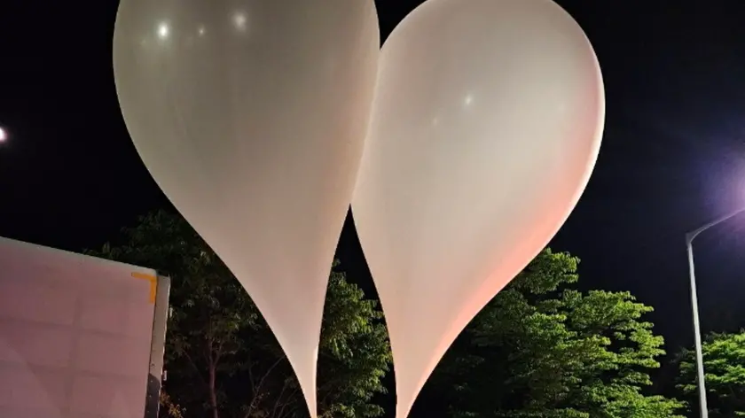 epa11376761 A handout photo made available by the South Korean Joint Chiefs of Staff shows ballons carrying garbage, presumably sent by North Korea, found in South Chungcheong Province, South Korea, 29 May 2024. Some 90 such balloons have been discovered so far, according to military and police sources, adding that they contained trash and other waste. EPA/ROK JCS / HANDOUT SOUTH KOREA OUT HANDOUT EDITORIAL USE ONLY/NO SALES HANDOUT EDITORIAL USE ONLY/NO SALES