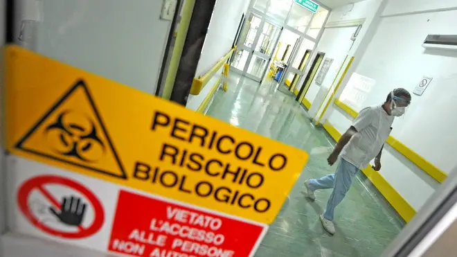 20090902 - NAPOLI - CRO - INFLUENZA A: ALTRO PAZIENTE GRAVE A NAPOLI, E' IL SECONDO - Il reparto di pronto soccorso, fotografato oggi 2 settembre 2009, dell'ospedale per malattie infettive ' Cotugno' di Napoli dove e' ricoverato il paziente di 51 anni colpito da influenza. ANSA/ CIRO FUSCO/JI