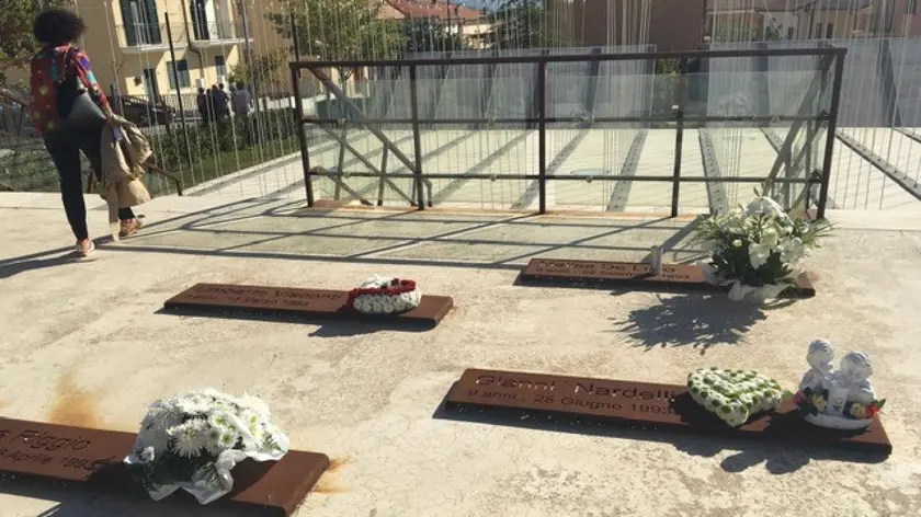 Silenzio, dolore, ricordo. Si apre con la comunità riunita nel cimitero di San Giuliano di Puglia (Campobasso) la commemorazione dei 27 bambini e della maestra Carmela Ciniglio morti nel crollo della scuola Jovine avvenuto con il terremoto di vent'anni fa, una scossa di magnitudo 6.0, il 31 ottobre del 2002. ANSA