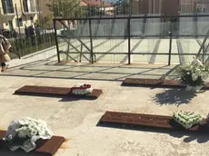 Silenzio, dolore, ricordo. Si apre con la comunità riunita nel cimitero di San Giuliano di Puglia (Campobasso) la commemorazione dei 27 bambini e della maestra Carmela Ciniglio morti nel crollo della scuola Jovine avvenuto con il terremoto di vent'anni fa, una scossa di magnitudo 6.0, il 31 ottobre del 2002. ANSA