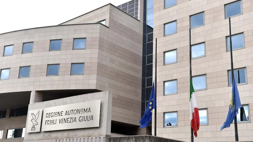 Udine 03 luglio 2016.Bandiere a lutto al palazzo della Regione FVG per gli italiani, tra cui alcuni friulani (Marco Tondat di Cordovado e Cristian Rossi di Feletto Umberto) deceduti nell'attentato terroristico di Dacca, Bangladesh.Copyright Foto Petrussi / Ferraro Simone