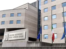 Udine 03 luglio 2016.Bandiere a lutto al palazzo della Regione FVG per gli italiani, tra cui alcuni friulani (Marco Tondat di Cordovado e Cristian Rossi di Feletto Umberto) deceduti nell'attentato terroristico di Dacca, Bangladesh.Copyright Foto Petrussi / Ferraro Simone