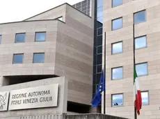 Udine 03 luglio 2016.Bandiere a lutto al palazzo della Regione FVG per gli italiani, tra cui alcuni friulani (Marco Tondat di Cordovado e Cristian Rossi di Feletto Umberto) deceduti nell'attentato terroristico di Dacca, Bangladesh.Copyright Foto Petrussi / Ferraro Simone