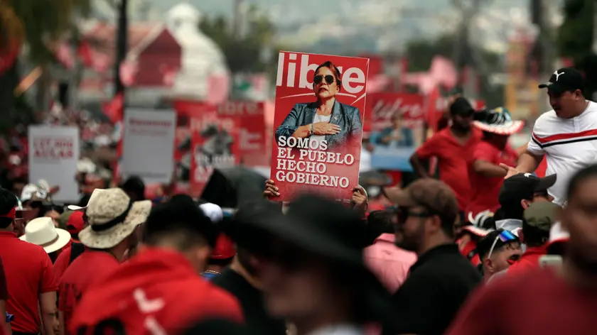 epa11604799 Supporters of President of Honduras Castro attend a mobilization in front of the Presidential House in Tegucigalpa, Honduras, 14 September 2024. The ruling Freedom and Refoundation Party (Libre) called for a mobilization to condemn the attempted coup d'état denounced by Xiomara Castro, after the dissemination of a narcovideo that involves her government. EPA/Gustavo Amador