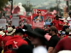 epa11604799 Supporters of President of Honduras Castro attend a mobilization in front of the Presidential House in Tegucigalpa, Honduras, 14 September 2024. The ruling Freedom and Refoundation Party (Libre) called for a mobilization to condemn the attempted coup d'état denounced by Xiomara Castro, after the dissemination of a narcovideo that involves her government. EPA/Gustavo Amador