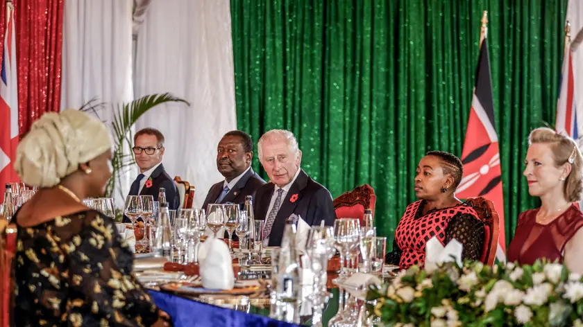 epa10951283 Britain's King Charles III (C) attends the State Banquet hosted by Kenyan President Ruto at the State House in Nairobi, Kenya, 31 October 2023. King Charles is in Kenya for a four-day trip, his first state visit to a Commonwealth country as monarch. EPA/LUIS TATO / POOL